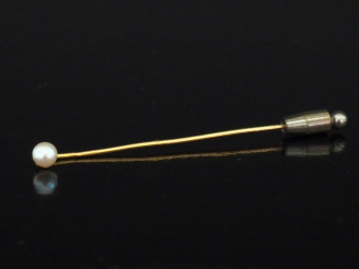 Vente aux enchères Epingle à cravate en or jaune 750, ornée d'une perle blanche.  Long. 7