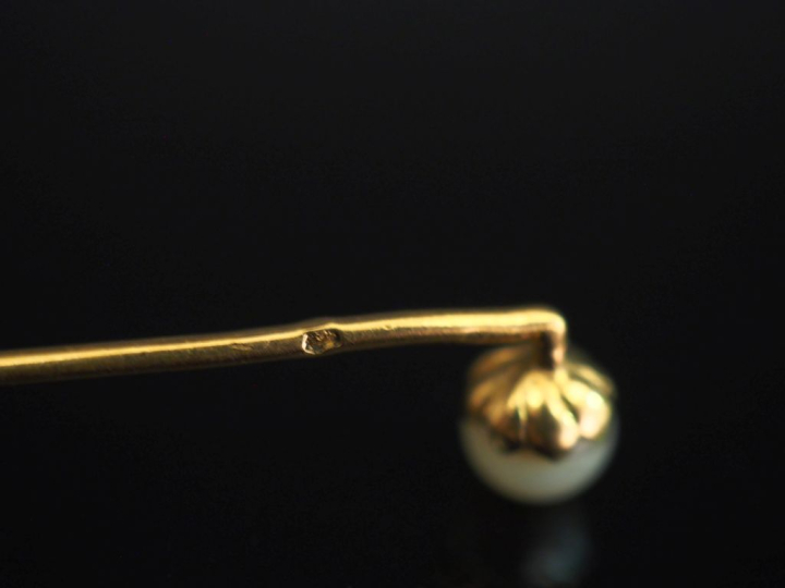 Epingle à cravate en or jaune 750, ornée d'une perle blanche.  Long. 7