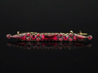 Vente aux enchères Broche barrette en métal doré et or jaune 750 pour la pique, sertie de