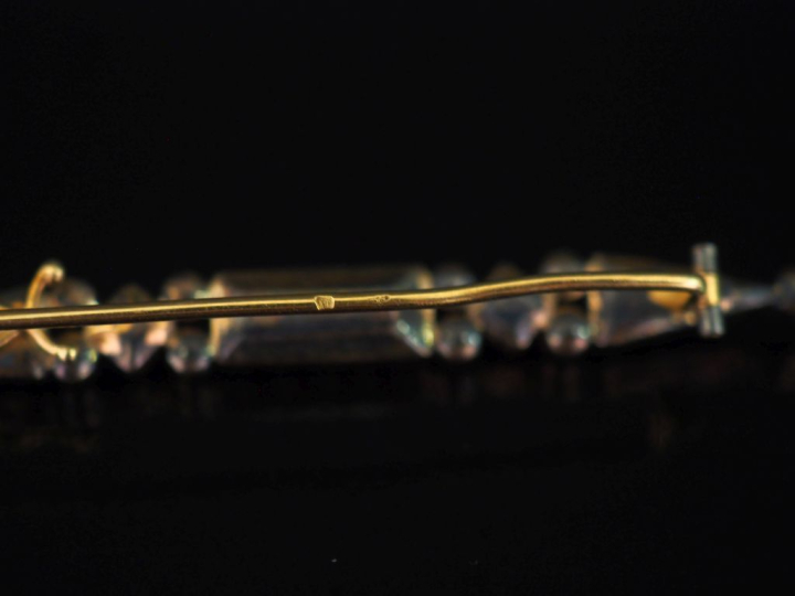 Broche barrette en métal doré et or jaune 750 pour la pique, sertie de