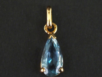 Vente aux enchères Pendentif en forme de goutte en or jaune 750, serti d'une pierre bleu 