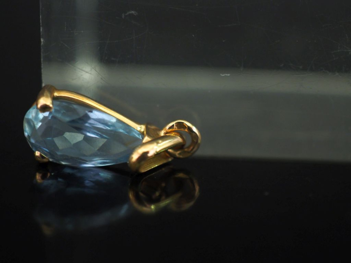 Pendentif en forme de goutte en or jaune 750, serti d'une pierre bleu 