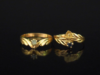 Vente aux enchères Ensemble comprenant :  - une bague de forme stylisée en or jaune 750, 