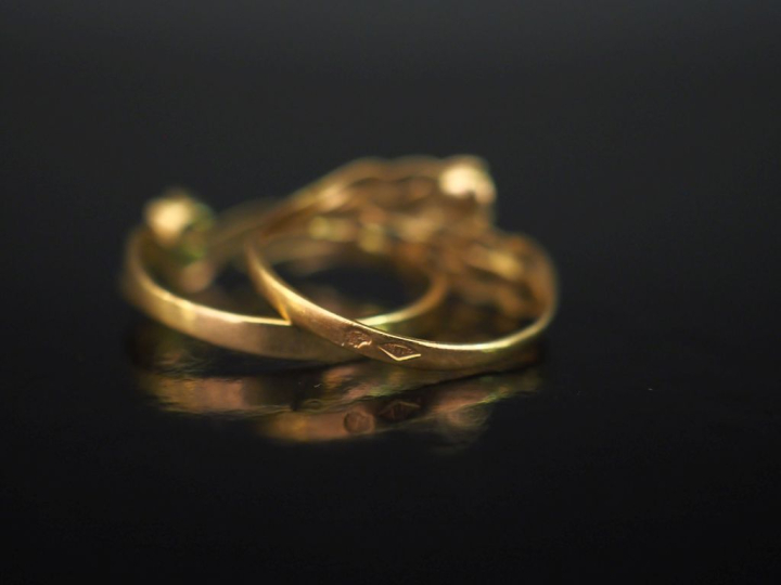 Ensemble comprenant :  - une bague de forme stylisée en or jaune 750, 