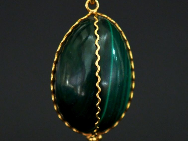 Pendentif de forme ovale en or jaune 750, serti de malachite.  H. sans