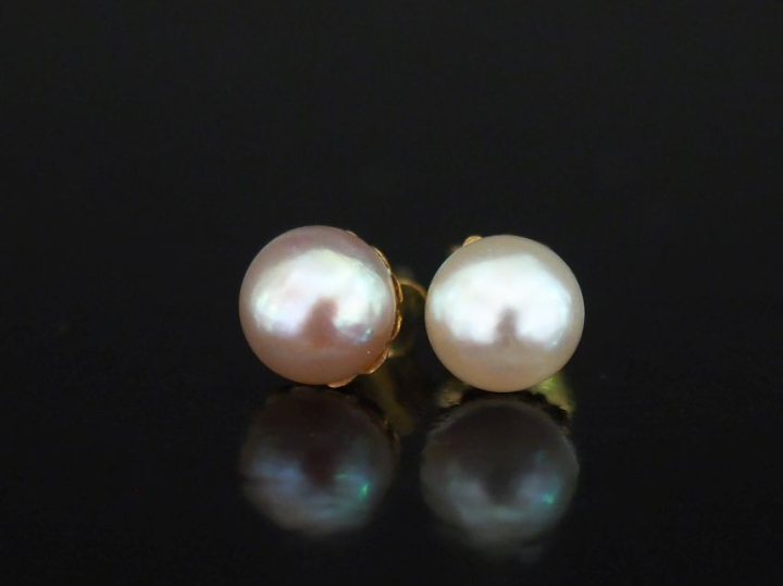 Paire de puces d'oreilles en or jaune 585, serties en leur centre d'un