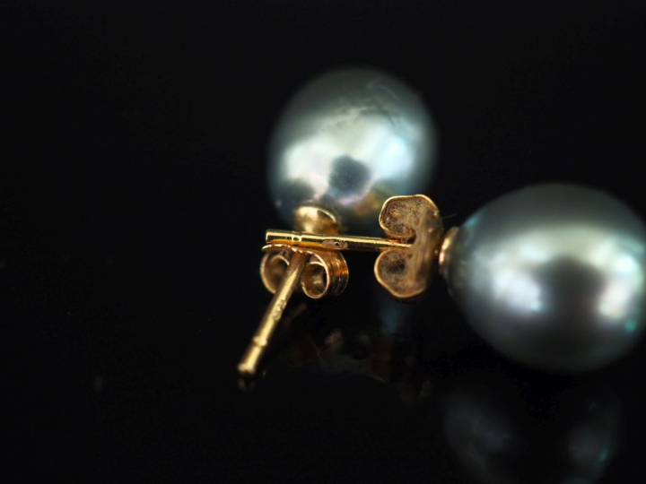 Paire de puces d'oreilles en or jaune 750, serties d'une perle grise d