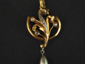 Vente aux enchères Pendentif de style Art Nouveau en or jaune 750, à décor ajouré de feui