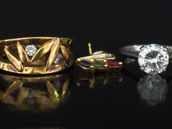 Ensemble comprenant :  - une bague en or jaune 375, à décor ajouré et 
