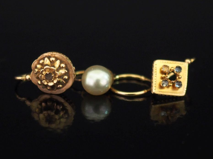 Ensemble comprenant :  - une petite créole en or jaune 750.  Diam. 1,2