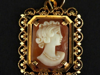 Vente aux enchères Pendentif rectangulaire en or jaune 750, serti en son centre d'un camé