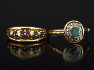 Vente aux enchères Ensemble comprenant :  - une bague bandeau en or jaune 375, sertie de 