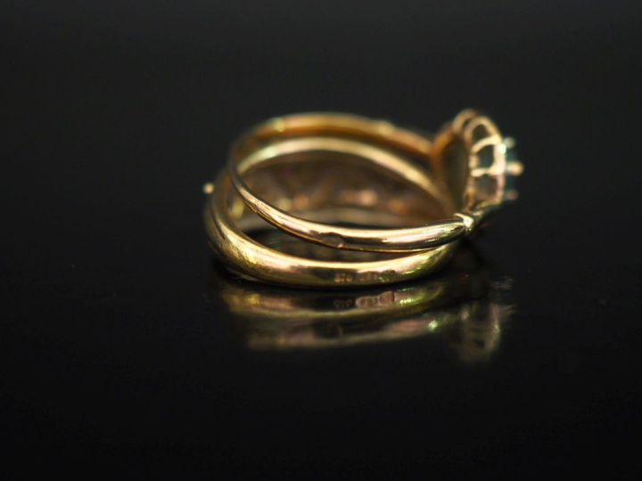 Ensemble comprenant :  - une bague bandeau en or jaune 375, sertie de 