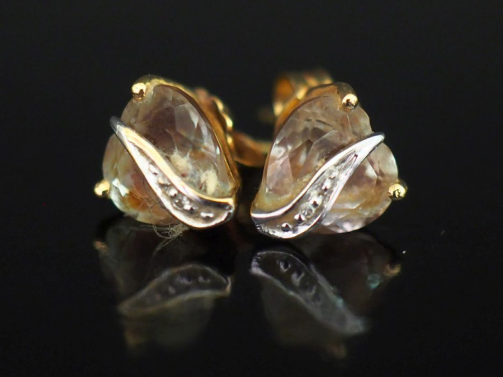 Paire de puces d'oreilles en or jaune 750, serties d'un quartz en form