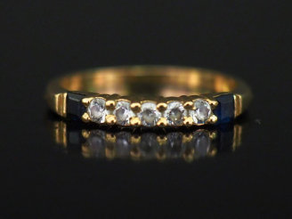 Vente aux enchères Petite bague jonc en or jaune 750, sertie de cinq pierres à l'imitatio