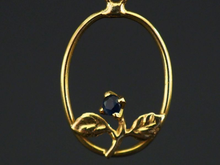 Petit pendentif ajouré en or jaune 750, à décor d'une fleu sertie d'un