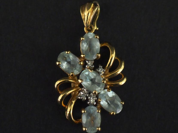 Pendentif ajouré en or jaune 750, serti de cinq pierres bleu ciel et a
