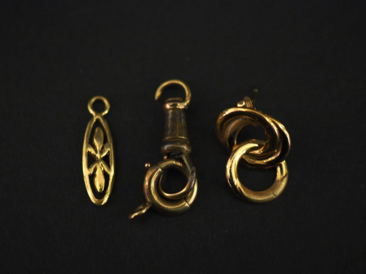 Ensemble comprenant :  - un perce oreille en or jaune 750, à décor de 