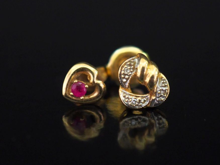 Ensemble comprenant :  - une puce d'oreille en or jaune 750, à décor a