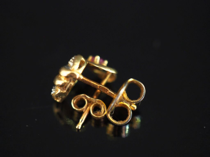 Ensemble comprenant :  - une puce d'oreille en or jaune 750, à décor a