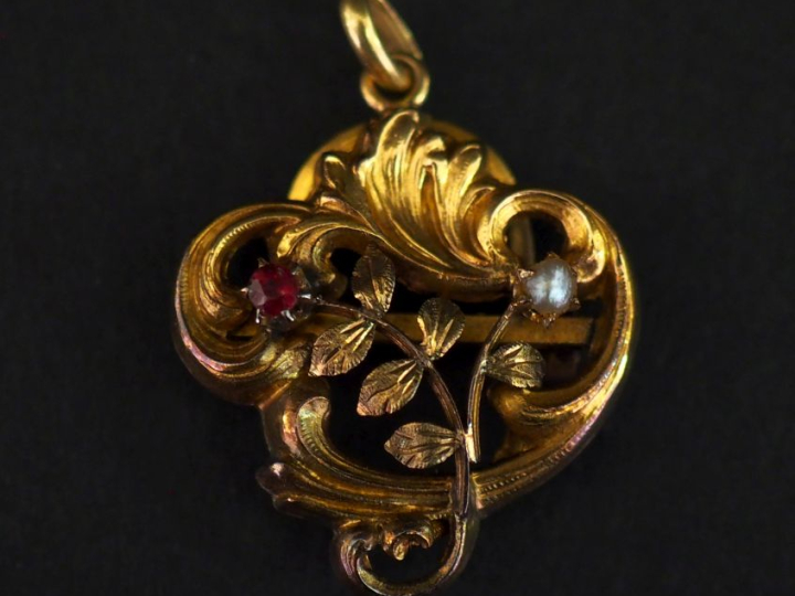 Pendentif ajouré de style Louis XV en or jaune 750, à décor de rinceau