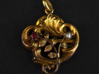 Vente aux enchères Pendentif ajouré de style Louis XV en or jaune 750, à décor de rinceau