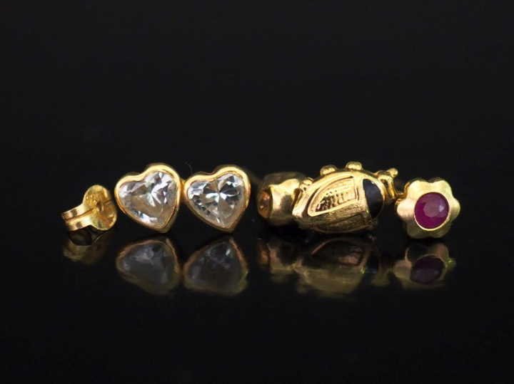 Ensemble comprenant quatre différentes puces d'oreilles en or jaune 75