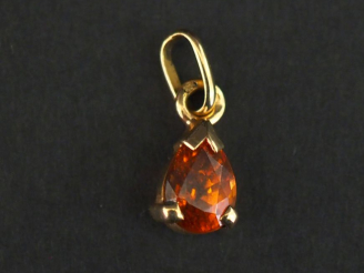 Vente aux enchères Petit pendentif en forme de goutte en or jaune 750, serti en son centr