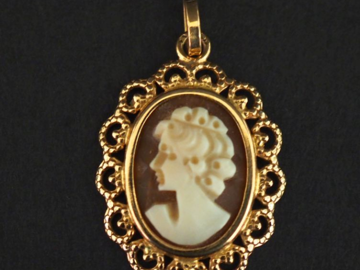 Pendentif ovale en or jaune 750, serti en son centre d'un camée figura