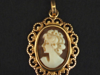 Vente aux enchères Pendentif ovale en or jaune 750, serti en son centre d'un camée figura