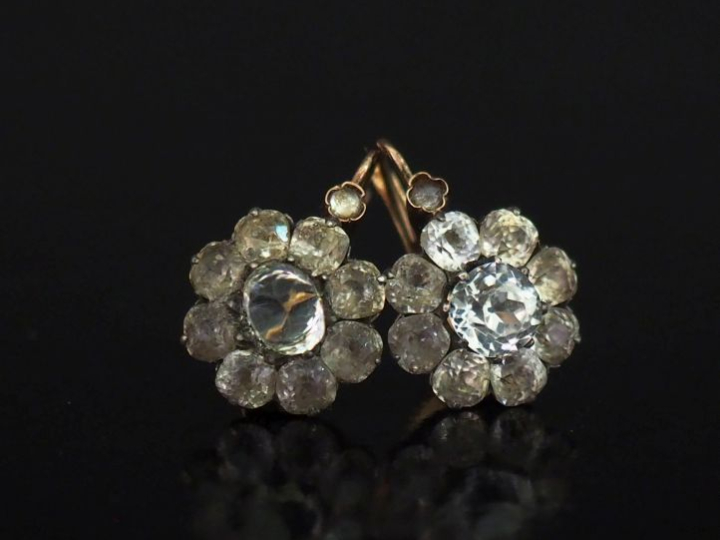 Paire de perces oreilles en or jaune 750, à décor d'une marguerite ser
