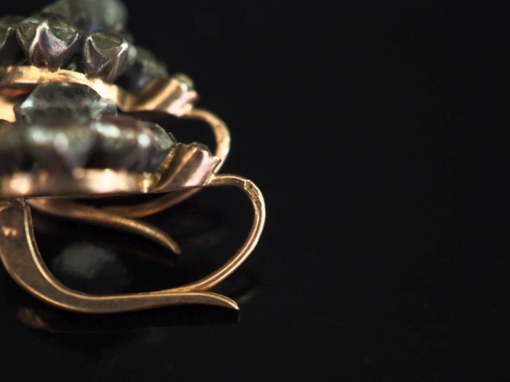 Paire de perces oreilles en or jaune 750, à décor d'une marguerite ser