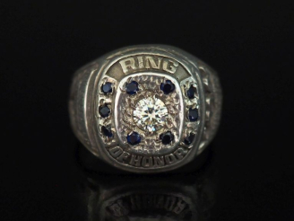 Vente aux enchères Bague de forme chevalière en argent, sertie en son centre d'un diamant