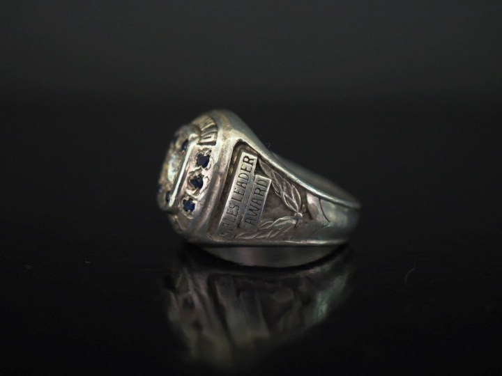 Bague de forme chevalière en argent, sertie en son centre d'un diamant