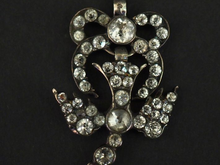 Pendentif en argent, à décor d'une colombe en pendeloque et serti de s