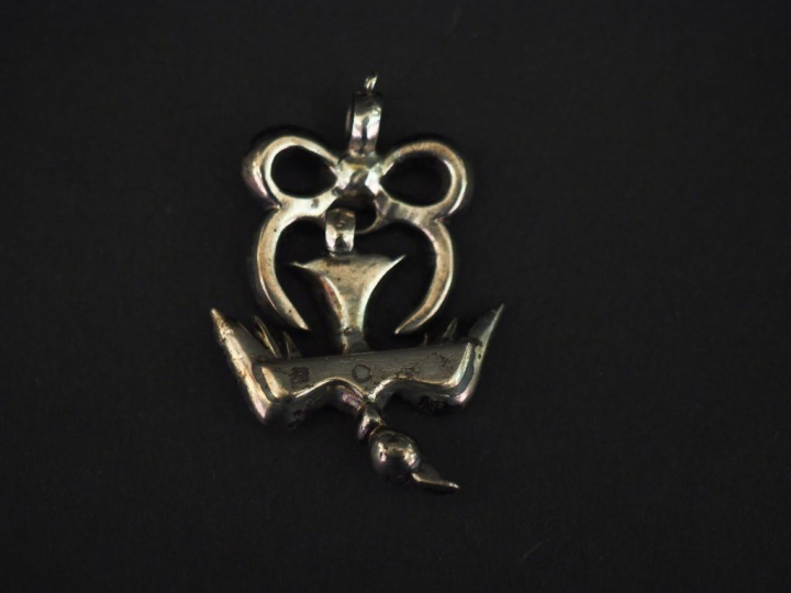 Pendentif en argent, à décor d'une colombe en pendeloque et serti de s