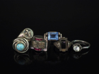 Vente aux enchères Ensemble comprenant :  - une bague de forme chevalière en argent, à dé