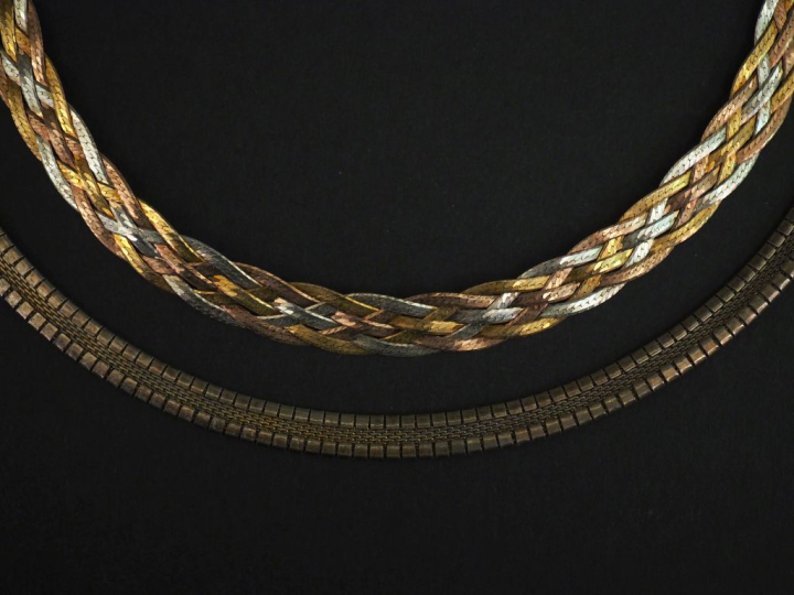 Ensemble comprenant :  - un collier en argent 925, maille plate tressé