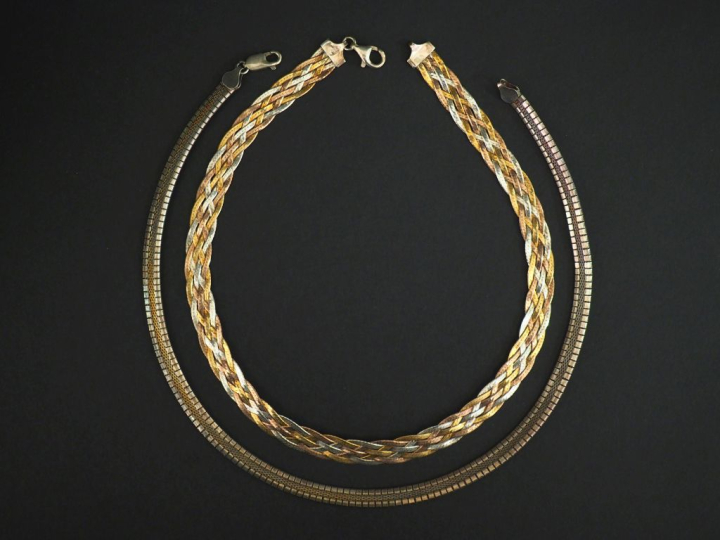 Ensemble comprenant :  - un collier en argent 925, maille plate tressé
