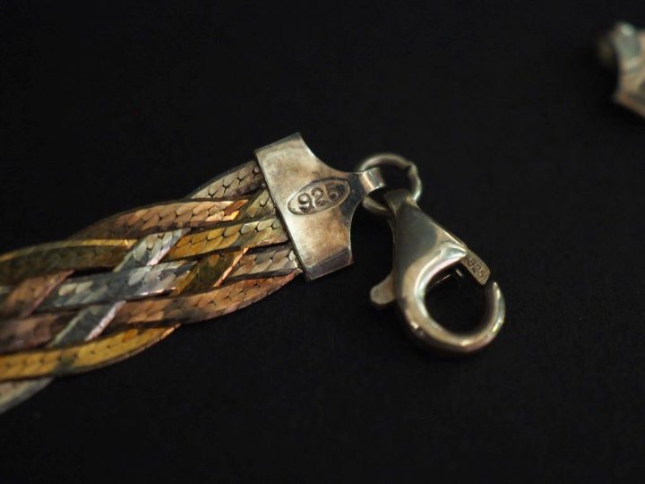 Ensemble comprenant :  - un collier en argent 925, maille plate tressé