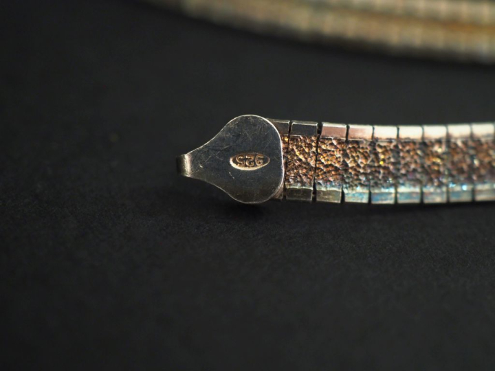 Ensemble comprenant :  - un collier en argent 925, maille plate tressé