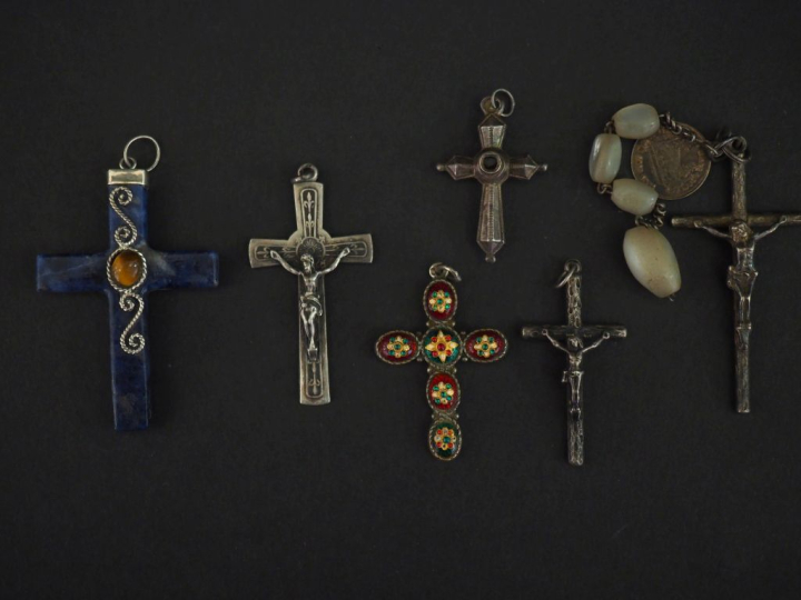 Ensemble comprenant :  - trois différents pendentifs en forme de croix