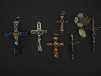 Vente aux enchères Ensemble comprenant :  - trois différents pendentifs en forme de croix