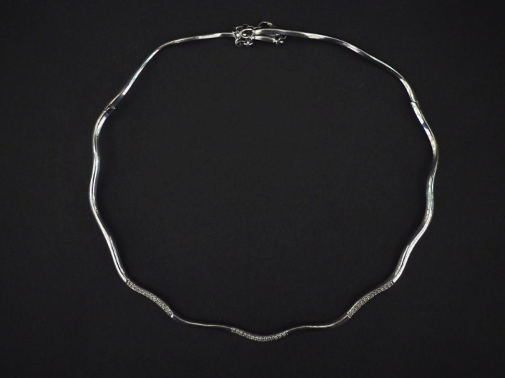 Collier ras de cou de forme mouvementée en argent 925, agrémenté de pi