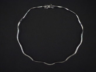 Vente aux enchères Collier ras de cou de forme mouvementée en argent 925, agrémenté de pi
