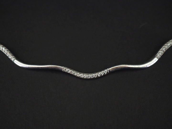 Collier ras de cou de forme mouvementée en argent 925, agrémenté de pi