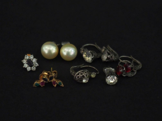 Vente aux enchères Ensemble comprenant :  - une paire de puces d'oreilles en argent et pe