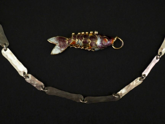 Vente aux enchères Sautoir en argent, à décor de maillons rectangulaires à bords arrondis