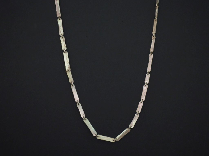 Sautoir en argent, à décor de maillons rectangulaires à bords arrondis