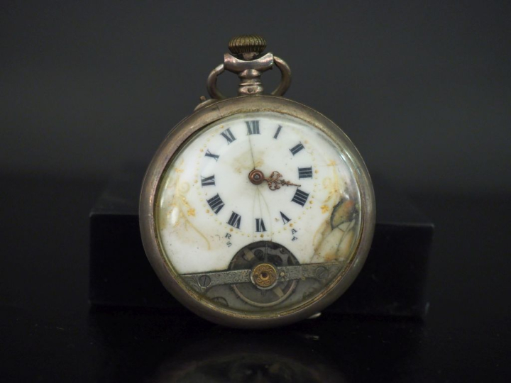 Montre de gousset en argent.  Cadran à chiffres romains pour les heure
